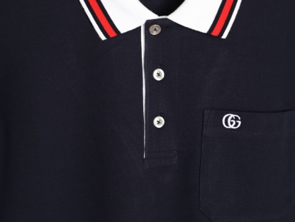 Gucci/古馳 24ss 胸口雙G刺繡Polo短袖
原購入，採用60支雙股250克重棉氨混紡雙面珠地面料，條紋相間拼色衣領定為雙系統提花定織扁機製成。GG互扣刺繡圖案採用進口田島機器，榻榻米刺繡搭配挨針繡工藝，刺繡非常的飽滿，精細針法綿密，以榻榻米刺繡工藝打底，挨針繡描廓邊緣及字母繡花，層次清晰豐富立體。前胸無明線無散口雙層面筒，袖口縫盤螺紋同為扁機織造，採用TAJIMA進口機台加工，人工手縫領標開背領標帶防偽芯片，紐扣開模天然塔羅貝炭黑刻字牛角扣，三標輔料同步定 制。經典翻領設計