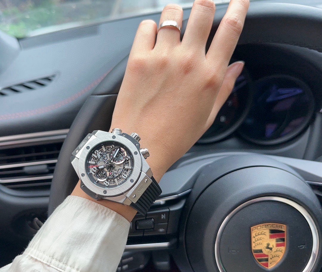 恆寶 Hublot精品男士腕表，勁爆鏤空設計，技藝精湛，獨具匠心，尊貴大氣，紳士風範。採用全自動機械機芯，頂級316精鋼表殼，天然橡膠錶帶，礦物質超強鏡面，尺寸43*13