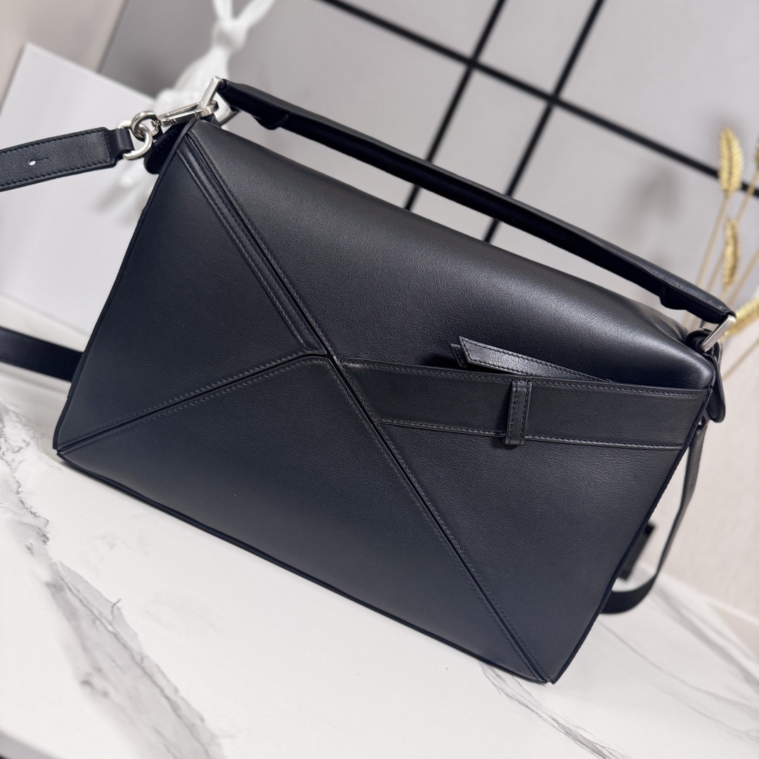 羅家🌟新款 🆕大號亮面牛皮革Panta Puzzle  手袋Puzzle 以別具一格的幾何線條勾勒長方體造型。此大號版本採用亮面牛皮革製成，飾有單寧布長褲風格細節 .可肩背、斜挎或手提*可拆卸可調節肩帶*拉鍊開合，牛皮革拉鍊頭*一個外部拉鍊後袋，一個內部插袋人字紋棉質帆布襯里*Anagram 壓紋
size: 33×14.7×21.5cm
型號：052500