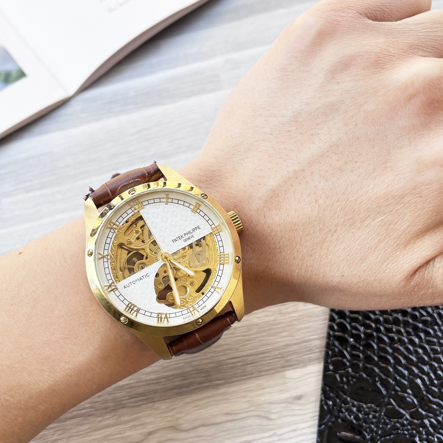 
複雜時計 奢華大氣🔥
經典新品 震撼上市🎈
【最新】：卡地亞大飛輪設計
【類型】：精品男士腕表
【錶帶】：真牛皮錶帶
【機芯】：高端全自動機械機芯
【鏡面】：礦物質強化玻璃（更高清）
品味高雅 浩瀚大氣 匠心獨運 腕間瑰寶
尺寸：直徑42mm厚12.5mm熱賣上市！歡迎轉載！