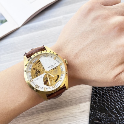 
複雜時計 奢華大氣🔥
經典新品 震撼上市🎈
【最新】：卡地亞大飛輪設計
【類型】：精品男士腕表
【錶帶】：真牛皮錶帶
【機芯】：高端全自動機械機芯
【鏡面】：礦物質強化玻璃（更高清）
品味高雅 浩瀚大氣 匠心獨運 腕間瑰寶
尺寸：直徑42mm厚12.5mm熱賣上市！歡迎轉載！