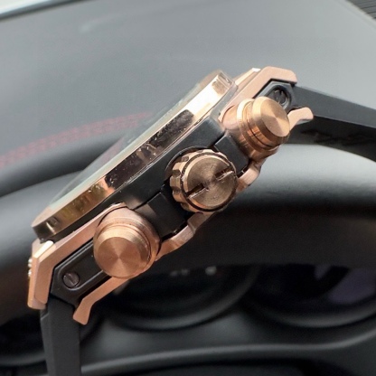 恆寶 Hublot精品男士腕表，勁爆鏤空設計，技藝精湛，獨具匠心，尊貴大氣，紳士風範。採用全自動機械機芯，頂級316精鋼表殼，天然橡膠錶帶，礦物質超強鏡面，尺寸43*13