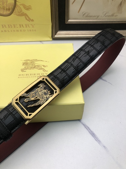 巴寶莉：原單頭層牛皮燙印花紋面，內襯頭層小牛皮底，搭配原單自動扣，可裁剪的自動帶，此款腰帶面雙採用意大利原定廠制進口牛皮帶身 ，對專版櫃足寬3.5