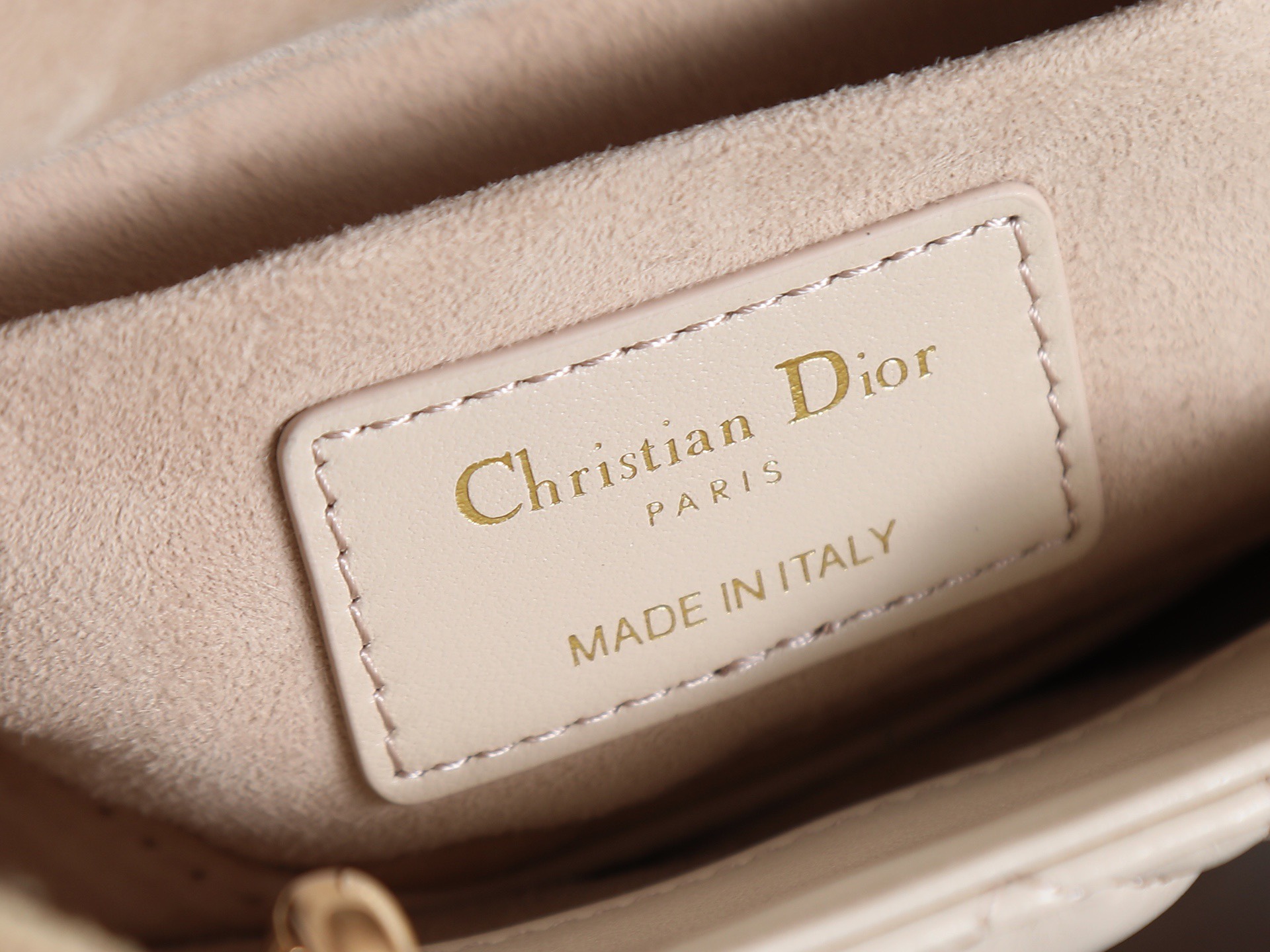 原廠級 米杏色 迷你尺寸
𝗗𝗶𝗼𝗿 𝗗-𝗝𝗼𝘆 𝗯𝗮𝗴羊皮2025款新款
時尚果然就是輪回，回歸了一把中古戴妃
長方包形，短鏈條➕細長肩帶直接封神！！
復古時髦感超強，真是什麼場合都可以把住
絕對是lady中的天花板了，強勢出圈啦姐妹們
款號：0636
尺寸：19x10.5x5.5cm
