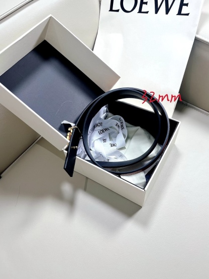 羅意威LoEWE 3.2cm正反兩穿腰帶，選用壓紋牛皮革製成，反復Anagram圖案