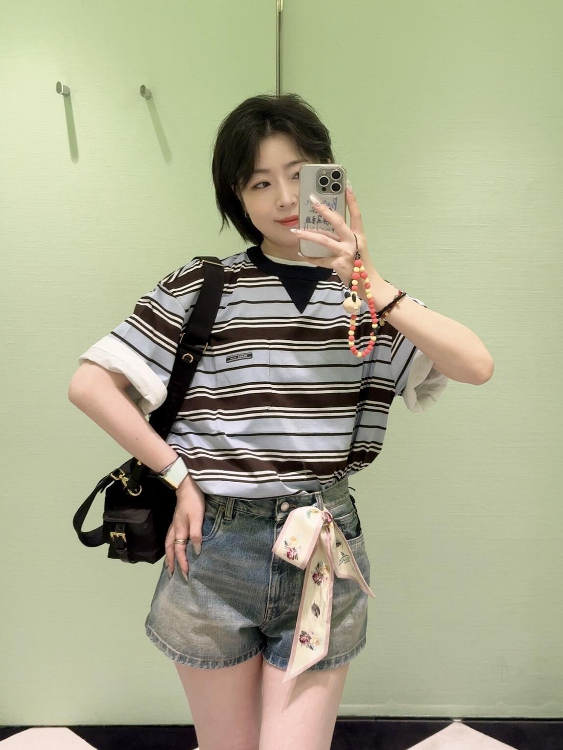 🔝PRADA普拉達PRD 藍色條紋口袋短袖T恤
定制精密60支雙股尊享條紋料，人體學立體裁剪，慢工出細活，做工複雜，繁瑣 時效慢，損耗高，手工紅外線畫線口袋，以紅外線技術為輔助，實現口袋位置的精准定位與標記，即保留了手工縫製的精細與靈活性，面料都經過澆洗，手感質感更佳，不易變形，不易縮水，不易褪色，合身版型
B Size：36 38 40 42