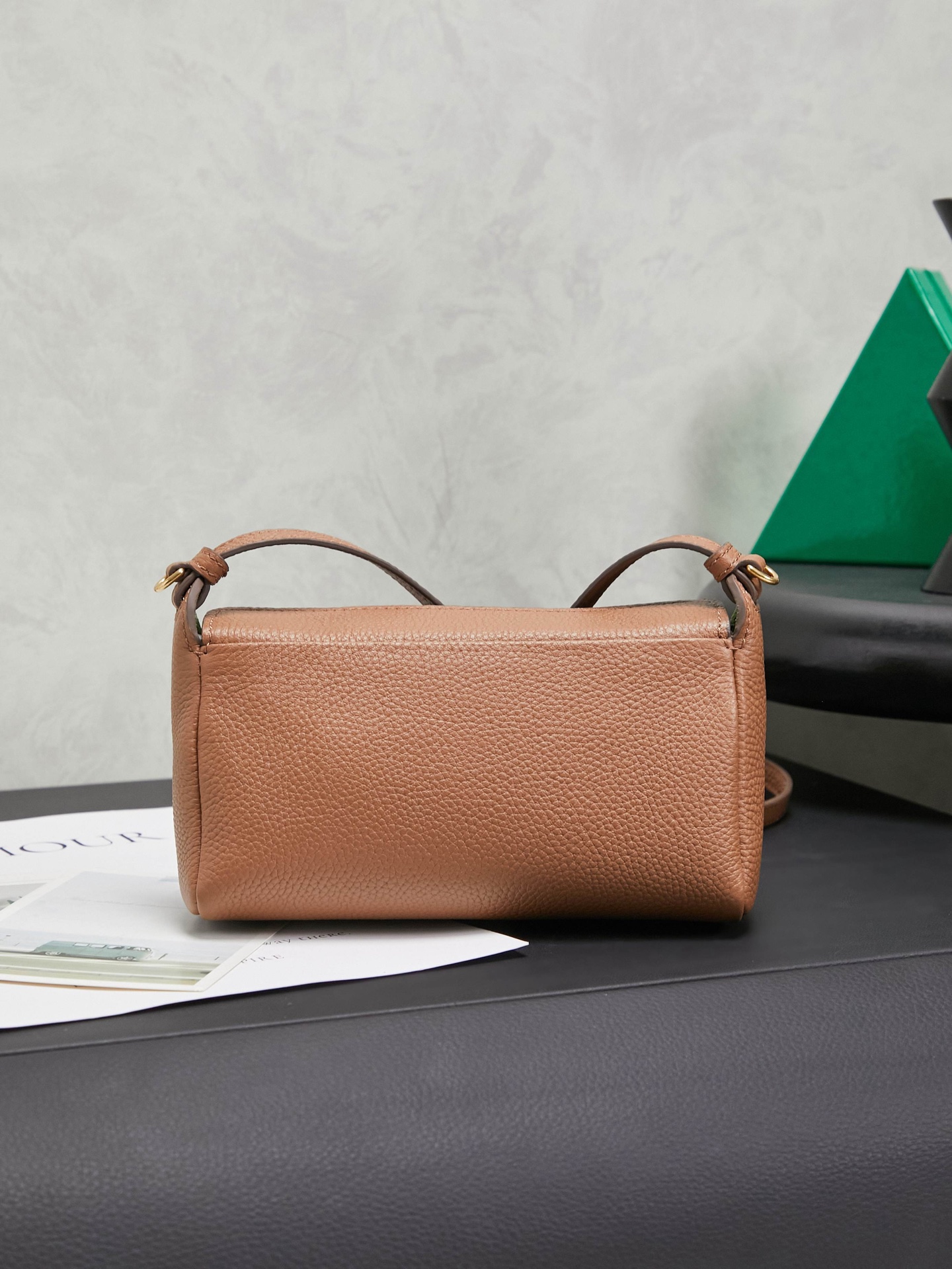 Miu家日本快闪新品斜挎包， 进口牛皮，皮面质感高级，优雅复古，包身软而不塌，气质随性慵懒，甜酷风格拉满，手工缝制皮面Logo标志，细节都很在线，通勤，逛街背都很适配，实用性MAX