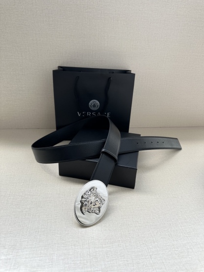 寬度：4.0cm （範思哲） 此款橢圓五金配件、腰帶飾有標誌性的Versace美杜莎頭像扣，彰顯品牌格調。是一款精美的衣櫥必備單品。