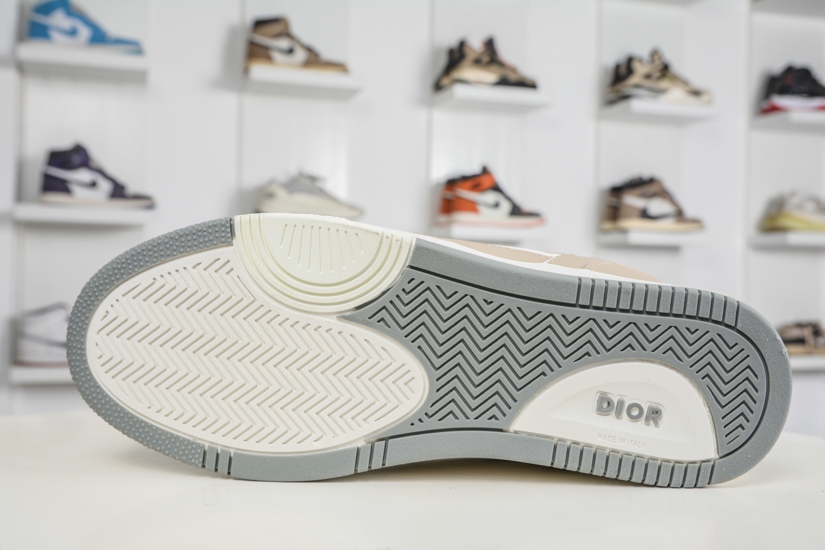 迪奧/Dior B27 Oblique Galaxy Low Top Sneakers B27系列低幫復古真皮百搭運動休閒板鞋 
貨號：3SN272ZIR16536
尺碼：38 39 40 41 42 43 44 45 46