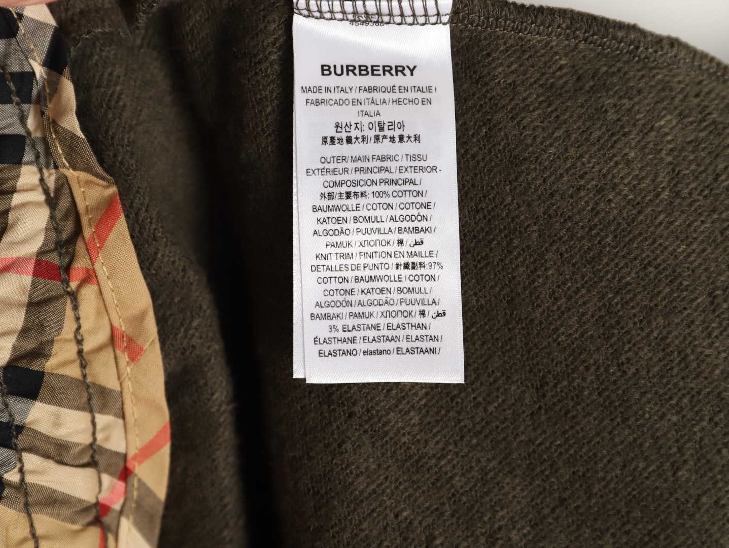 Burberry/巴寶莉 24Fw  TB格紋貼布立體刺繡棉質針織長褲  
面料採用400克洗水純棉毛圈棉質面料，訂染顏色後整蝕毛處理，對照原版做絲滑超柔處理，
布面肌理股線清晰明顯，垂感一級棒，做工精緻都到達外貿出口標準，
刺繡工藝採用百靈達刺繡機器，使刺繡顏色更加飽滿，繡花更加立體，
透氣舒適度高，細節無可挑剔，手感細膩柔軟！上身版型超贊！
顏色：黑色  軍綠
M1 size：S-XL
