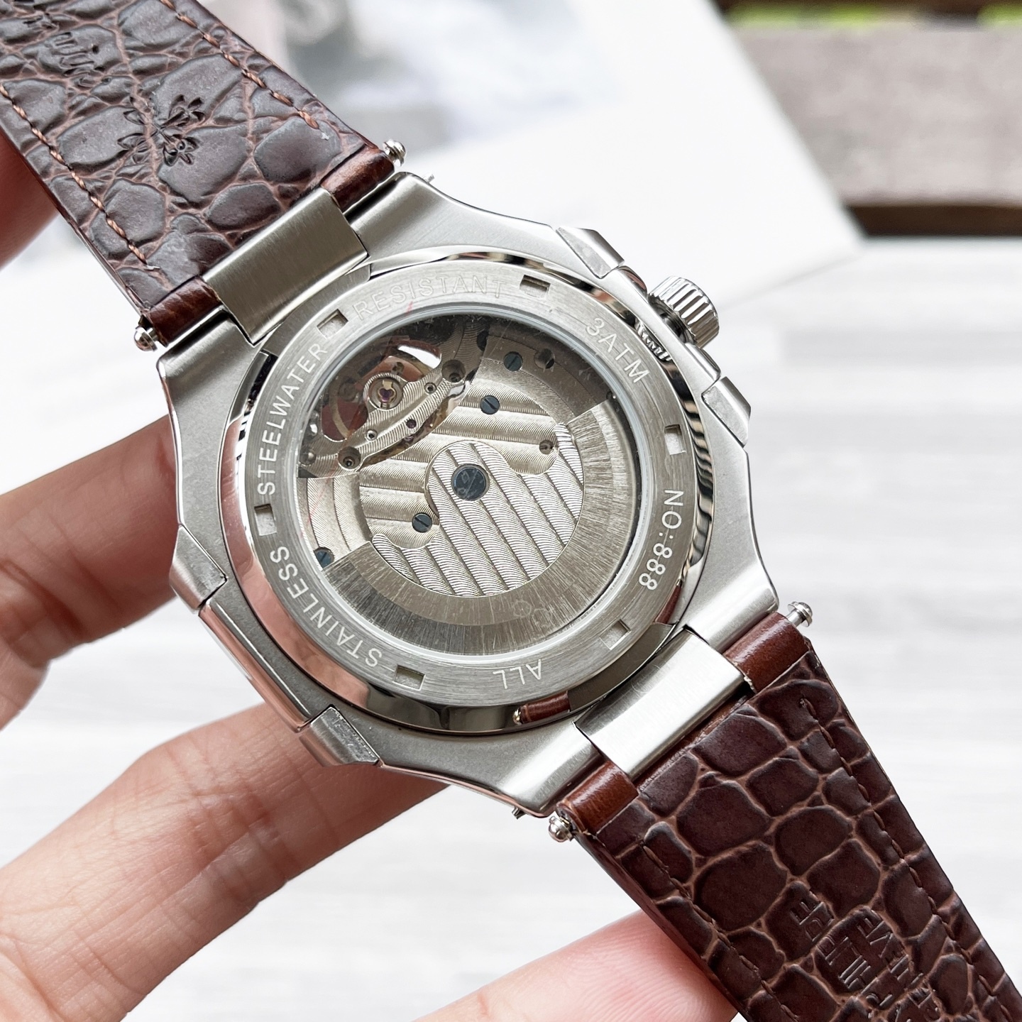 
八角殼系列 精緻百搭🎈🎈
【最新】：卡地亞🔥最新設計🔥大飛輪精品🎈🎈
【類型】：精品男士腕表
【錶帶】：真牛皮錶帶
【機芯】：高端全自動機械機芯
【鏡面】：礦物質強化玻璃（更高清）
品味高雅 浩瀚大氣 匠心獨運 腕間瑰寶
尺寸：直徑42mm厚12mm熱賣上市！歡迎轉載！