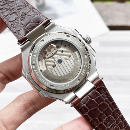 
八角殼系列 精緻百搭🎈🎈
【最新】：卡地亞🔥最新設計🔥大飛輪精品🎈🎈
【類型】：精品男士腕表
【錶帶】：真牛皮錶帶
【機芯】：高端全自動機械機芯
【鏡面】：礦物質強化玻璃（更高清）
品味高雅 浩瀚大氣 匠心獨運 腕間瑰寶
尺寸：直徑42mm厚12mm熱賣上市！歡迎轉載！