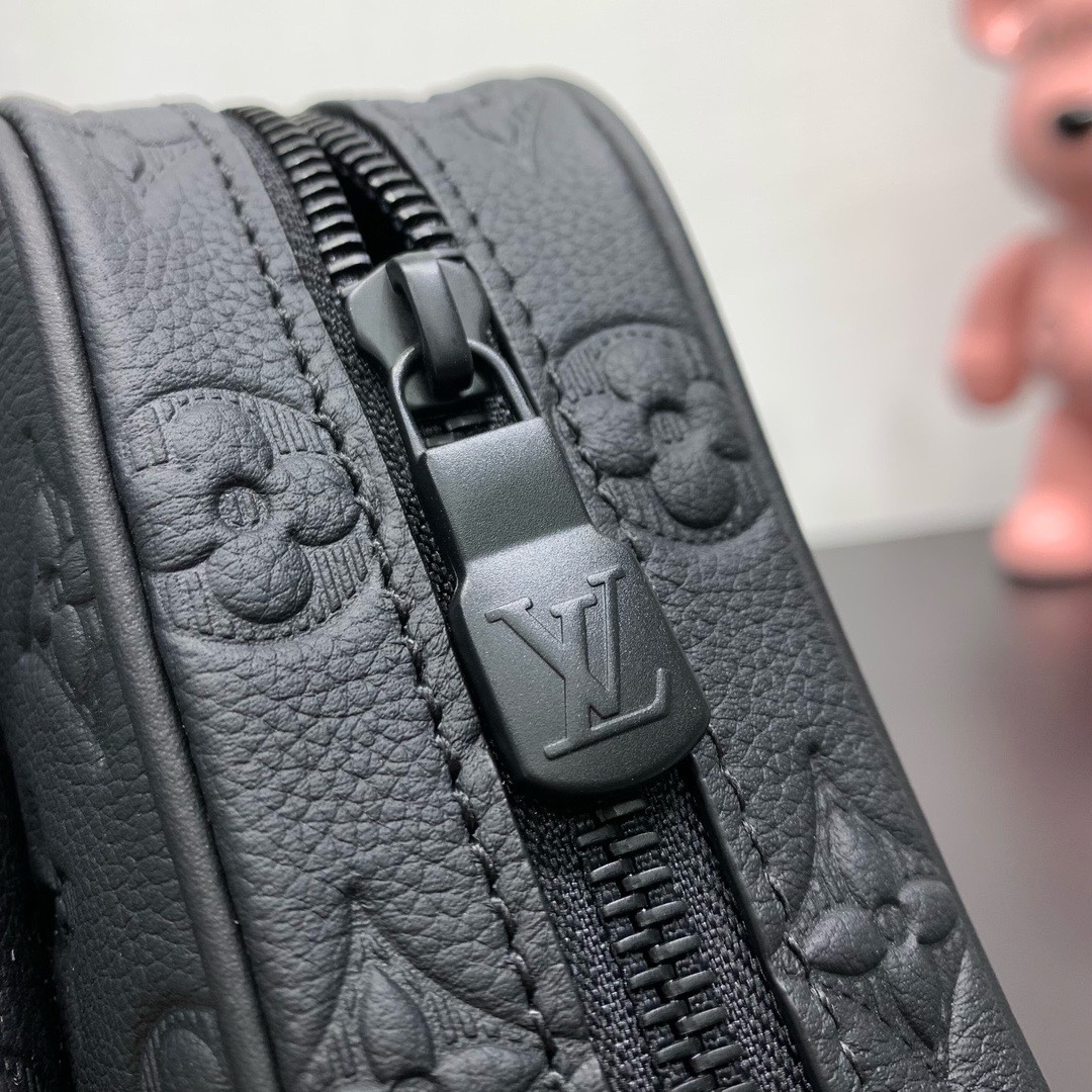 款號：M12516
       本款 Getaway 郵差包擁有 Monogram Shadow 皮革的細膩 Monogram 壓紋，以緊湊構型實現郵差包和手拿包的自如轉換。前翻蓋口袋配有 LV 金屬搭扣，可調節寬幅織物肩帶方便肩背或斜挎。

17 x 7.8 x 18 釐米
(高 x 寬 x 長度)