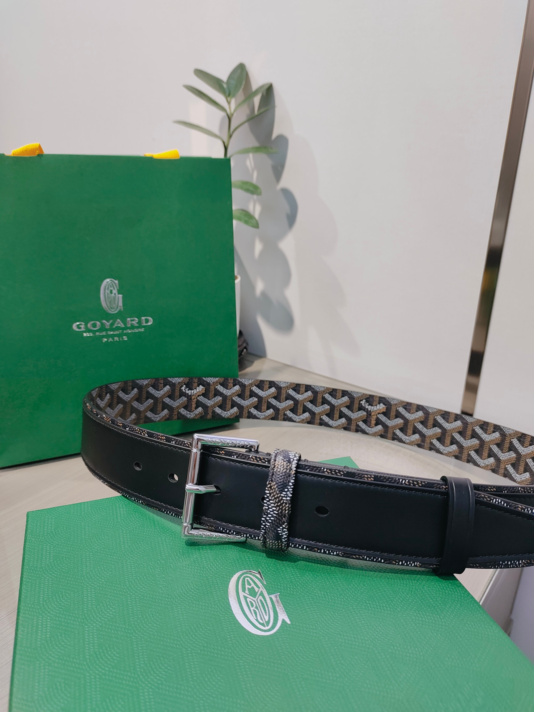 
Goyard(戈雅)腰帶源於法國奢侈品牌，設計風格簡約低調，腰帶身有標誌性帆布搭配進口頭層牛皮，腰帶扣採用簡約精品鋼扣，延續品牌的低調奢華，帶身寬度3.8CM，適用商務休閒日常佩戴。