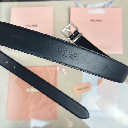 這款皮革腰帶設計簡約而優雅，腰帶環伴以Miu Miu徽標。雙面進口小牛皮 金屬搭扣 腰帶環飾激光雕刻徽標
寬度: 3.5cm
