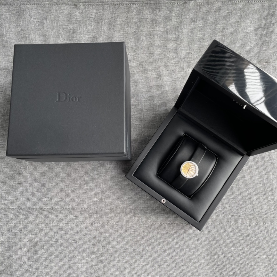 迪奧 今年最火的女表！LA D DE DIOR ROSE CÉLESTE 腕表，光看名字就不簡單！正面珍珠貝母底座，黃金雕琢的太陽圖案，背殼是拋光彎月圖案以及三顆鑲嵌鑽石的璀璨星辰。石英機芯，錶盤直徑25㎜，日常防水30米，沒太多功能，本身就是時裝表，你把它看作一個飾品就行。