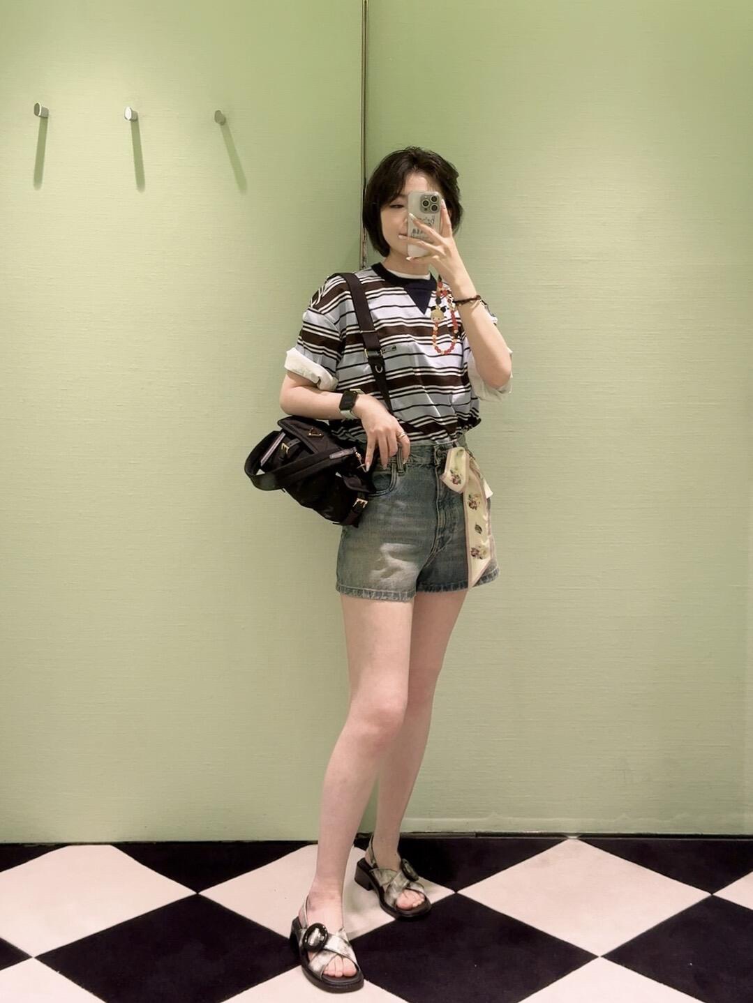 🔝PRADA普拉達PRD 藍色條紋口袋短袖T恤
定制精密60支雙股尊享條紋料，人體學立體裁剪，慢工出細活，做工複雜，繁瑣 時效慢，損耗高，手工紅外線畫線口袋，以紅外線技術為輔助，實現口袋位置的精准定位與標記，即保留了手工縫製的精細與靈活性，面料都經過澆洗，手感質感更佳，不易變形，不易縮水，不易褪色，合身版型
B Size：36 38 40 42