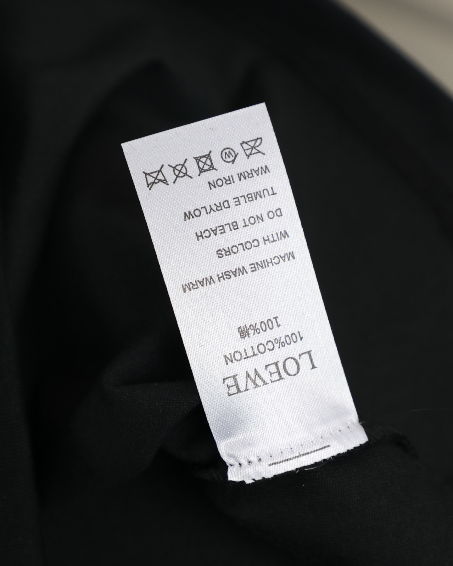 LOEWE/羅意威   2026新款短袖卡通系列小馬印花T恤男女同款

    這款可愛風格的短袖T恤，採用重磅純棉材質，印花是水印透氣性極佳，讓你在炎炎夏日也能保持清爽。
    螺紋領口定制1比1螺紋，二本針雙縫線，不縮水不變形，甄選好棉，成就了軟糯細膩的膚感質感出色，讓你在脫穎而出，還持久耐穿整體是簡約精緻的款式，經過無數次調配的版型上身更顯時筆風度，潮流感拉滿顯瘦“小心機”，落肩設計修飾肩膀厚度，活力滿滿
顏色：  黑色    白色
尺碼：M~2X
尺碼表：圖9