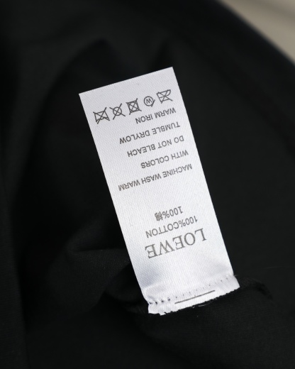 LOEWE/羅意威   2026新款短袖卡通系列小馬印花T恤男女同款

    這款可愛風格的短袖T恤，採用重磅純棉材質，印花是水印透氣性極佳，讓你在炎炎夏日也能保持清爽。
    螺紋領口定制1比1螺紋，二本針雙縫線，不縮水不變形，甄選好棉，成就了軟糯細膩的膚感質感出色，讓你在脫穎而出，還持久耐穿整體是簡約精緻的款式，經過無數次調配的版型上身更顯時筆風度，潮流感拉滿顯瘦“小心機”，落肩設計修飾肩膀厚度，活力滿滿
顏色：  黑色    白色
尺碼：M~2X
尺碼表：圖9
