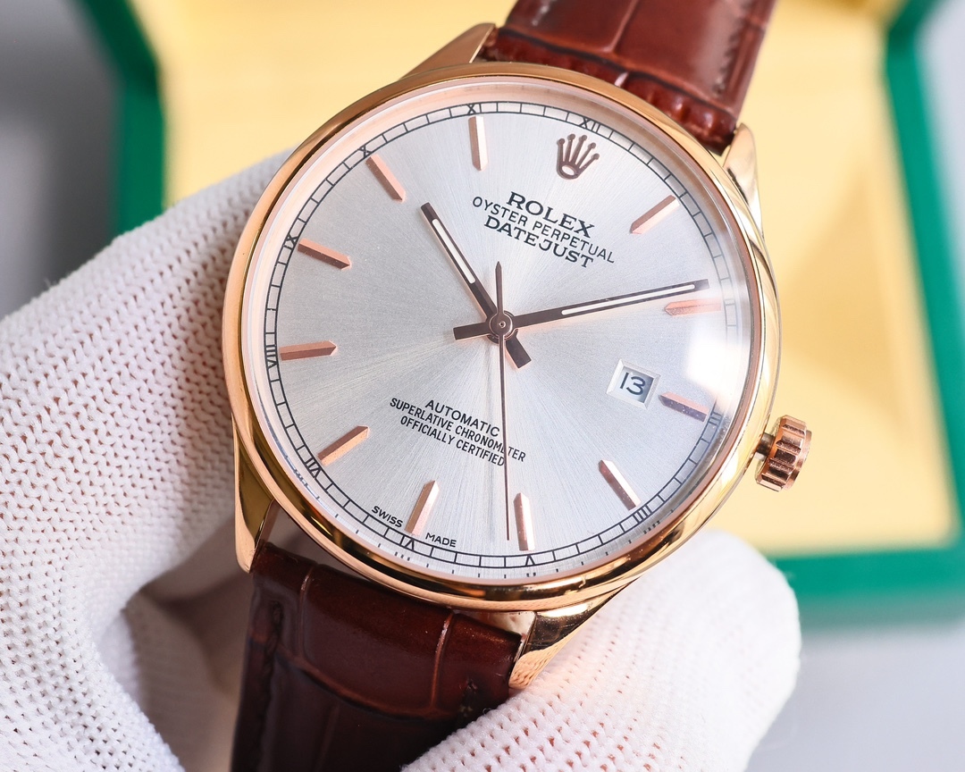 新品特推🔥🔥勞力士ROLEX（實拍圖）商務系列，全表採用316L精鋼，高檔大氣！316L精鋼打造完美多邊形弧度表殼！搭配進口藍寶石玻璃，意大利防水皮帶，原裝針扣！！！搭載原裝進口全自動機械機芯（零返修） ，直徑尺寸40mm 深度防水。 產品實物光澤手感更佳精湛  字盤刻度栩栩如生  殼套工藝都是宗師級別輕身檢驗 加上新時代機器高技鍛造  上手震撼尊貴非凡🔥AD出品 精品不斷🔥