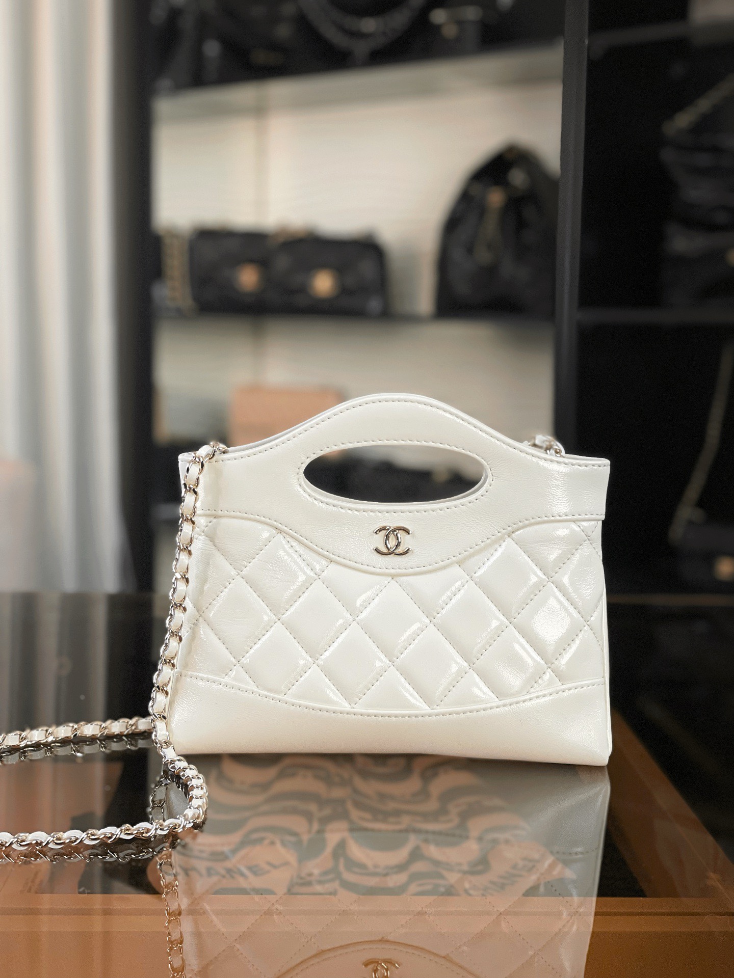 特▪️級鋼 到貨
全新到貨🆕𝗖𝗵𝗮𝗻𝗲𝟭 𝟮𝟓𝐏 羊皮系列
𝟥𝟣𝖡𝖺𝗀 𝖭𝖺𝗇𝗈 白色

𝟐𝟓𝐏橫版𝟥𝟣𝗆𝗂𝗇𝗂可愛無敵𝖦𝖾𝗍❕
“包王”經典再現巧妙設計🪄
滿足了時髦精的在所期待啦…
軟萌感讓我毫無抵抗力〰️

五金：厚鍍𝟣𝟦𝖪淡金
皮料:   金標𝗓𝗉原廠小羊皮
尺寸：𝟣𝟩.𝟧*𝟤𝟢.𝟧*𝟥.𝟧 𝖼𝗆
3656