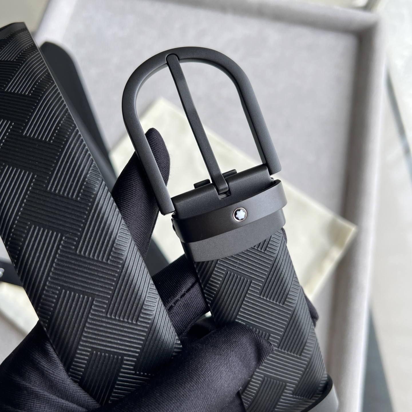 風尚系列馬蹄形帶扣經典黑腰帶 35毫米
作為所有造型的可靠伴侶，這款3.5cm腰帶採用醒目的萬寶龍風尚3.0印花皮革製成，搭配黑色馬蹄形帶扣，飾以橡膠塗層和精美的萬寶龍品牌六角白星標識。黑色萬寶龍風尚牛皮 皮革圖案 帶扣飾有萬寶龍品牌六 白星標識 搭扣裝置 易開啓裝置，可調節皮帶長度 主要顏色
黑色
搭扣類型
針扣式表扣