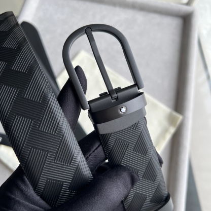 風尚系列馬蹄形帶扣經典黑腰帶 35毫米
作為所有造型的可靠伴侶，這款3.5cm腰帶採用醒目的萬寶龍風尚3.0印花皮革製成，搭配黑色馬蹄形帶扣，飾以橡膠塗層和精美的萬寶龍品牌六角白星標識。黑色萬寶龍風尚牛皮 皮革圖案 帶扣飾有萬寶龍品牌六 白星標識 搭扣裝置 易開啓裝置，可調節皮帶長度 主要顏色
黑色
搭扣類型
針扣式表扣