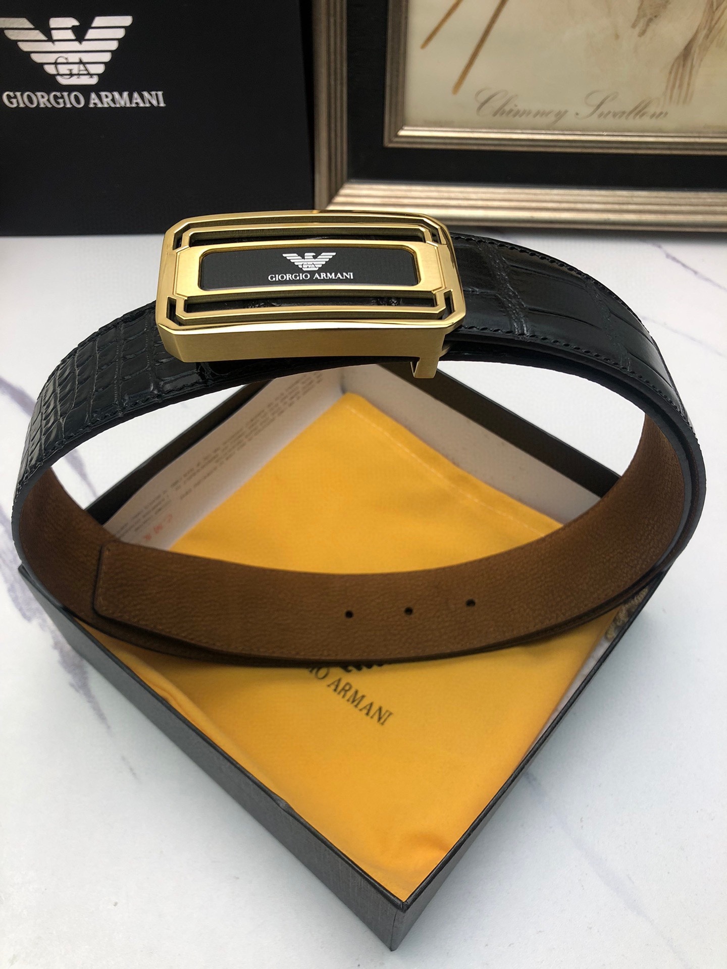 💰阿曼妮：原單頭層牛皮鰐魚花紋，內襯頭層鹿皮底，營造織紋外觀。飾以標誌原單扣。專櫃寬度4.0