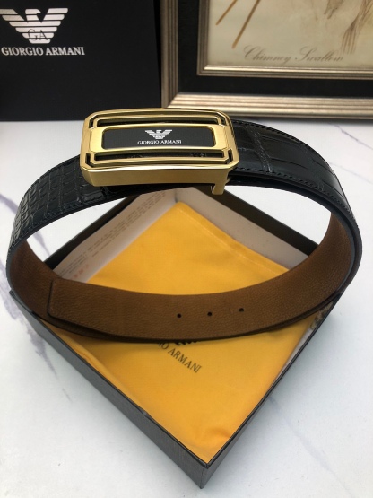 💰阿曼妮：原單頭層牛皮鰐魚花紋，內襯頭層鹿皮底，營造織紋外觀。飾以標誌原單扣。專櫃寬度4.0