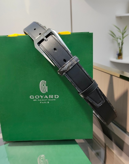 
Goyard(戈雅)腰帶源於法國奢侈品牌，設計風格簡約低調，腰帶身有標誌性帆布搭配進口頭層牛皮，腰帶扣採用簡約精品鋼扣，延續品牌的低調奢華，帶身寬度3.4CM，適用商務休閒日常佩戴。