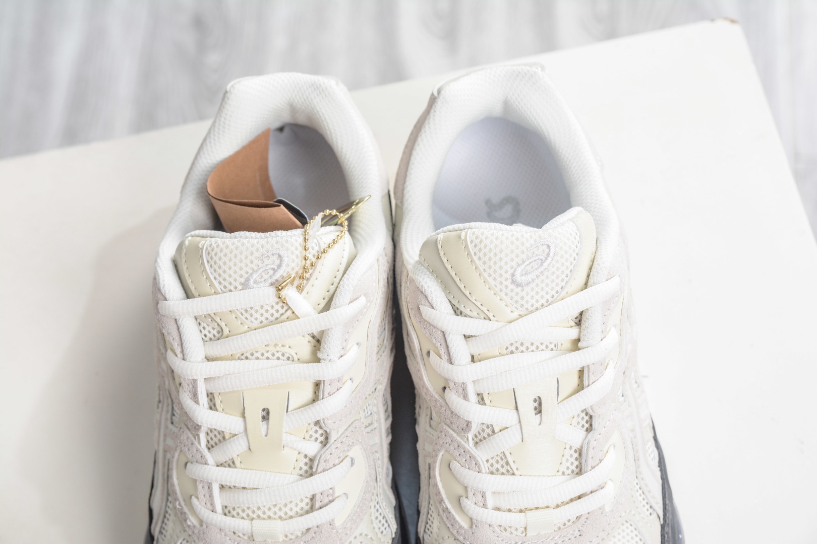 Asics Gel-NYC 亞瑟士運動休閒透氣專業跑鞋 
貨號: 1203A383 111
尺碼：36 37 37.5 38 39.5 40 40.5 41.5 42 42.5 43.5 44 45