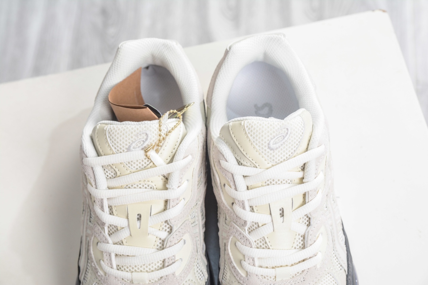 Asics Gel-NYC 亞瑟士運動休閒透氣專業跑鞋 
貨號: 1203A383 111
尺碼：36 37 37.5 38 39.5 40 40.5 41.5 42 42.5 43.5 44 45