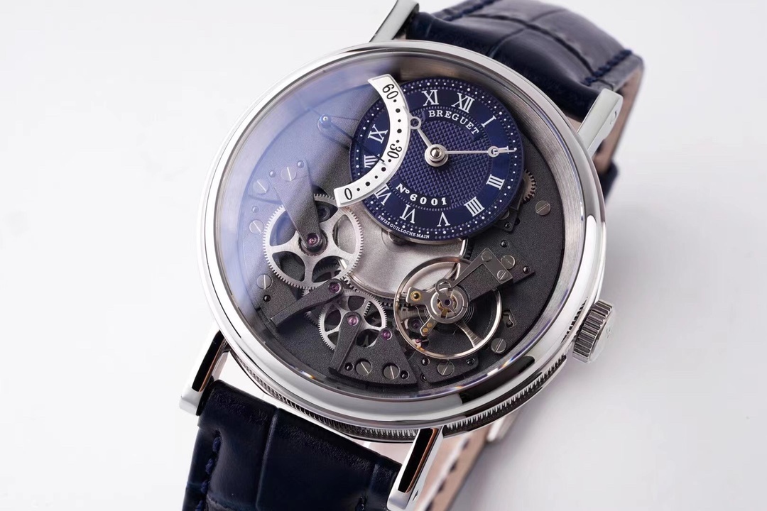 ZF超級大作 寶璣Tradition傳世系列！全自動逆跳秒針腕表！火爆來襲！

耗時近4年 潛心研發機芯 重金打造 至誠大作！——實現原裝全部功能！

【精彩細節】腕表尺寸40mmX11.65吻合正品ZF憑借豐富的復刻經驗，殼身打磨精細，造型簡潔精美，今纖薄表殼更顯優雅！上下採用整枚藍寶石水晶玻璃打造通透無比，充分展現了寶璣的經典設計。
【技術突破】超精密1比1原裝機芯開發研制而成。原本隱藏在錶盤底板之下的板橋、齒輪、擒縱機構、發條盒等機芯部件清晰展露。今精密機械運轉的奧秘毫無保留的呈現於眼前。10點鐘位