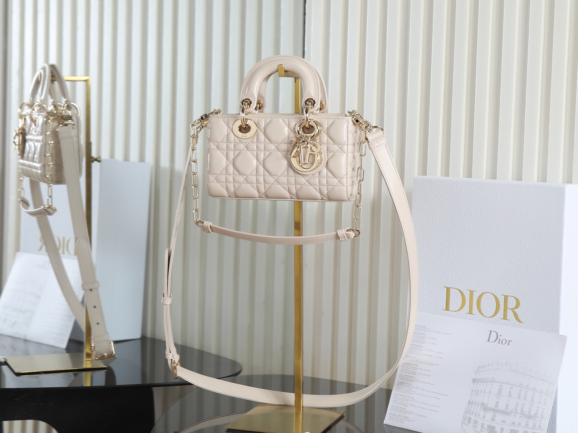 原廠級 米杏色 迷你尺寸
𝗗𝗶𝗼𝗿 𝗗-𝗝𝗼𝘆 𝗯𝗮𝗴羊皮2025款新款
時尚果然就是輪回，回歸了一把中古戴妃
長方包形，短鏈條➕細長肩帶直接封神！！
復古時髦感超強，真是什麼場合都可以把住
絕對是lady中的天花板了，強勢出圈啦姐妹們
款號：0636
尺寸：19x10.5x5.5cm
