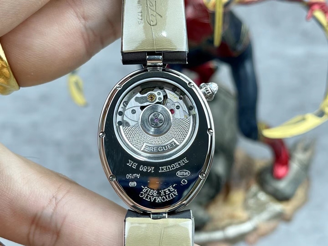 [玫瑰][玫瑰]最強 升級版 頂級 復刻女款 寶璣那不勒斯皇后系列，
【表殼】腕表尺寸分別為中號36.5x28.5毫米 
鵝卵形表殼高雅大氣，表殼外緣飾有錢幣紋。表圈和表殼周圍鑲嵌共117顆施華洛水晶（約0.99克拉）。表冠處鑲有一顆梨形晶石（約0.26克拉）
【精彩細節】
1.與原裝吻合，在表殼背部均打有貴金屬標識，效果清晰工整，彰顯腕表檔次。2.穹面玻璃，從側面看不僅有魚眼效果，還能折射鑽石帶來的璀璨光芒，更顯腕表高貴血統。
3.為了達到原裝K金質量的手感，調試了表殼內部結構的配重，做到重量與原版如出