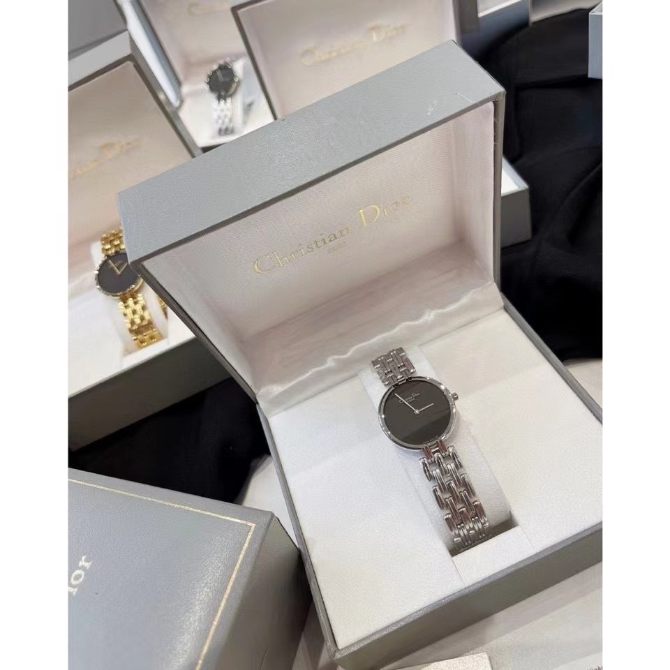 Dior vintage中古腕表
❣️原單 復古的魅力，絕對的經典！
❗️原包裝盒➕全套說明書/卡片
‼️2.6cm錶盤，完美尺寸，適合女性化的搭配風格～
無邊表鏡設計，錶盤纖薄有弧度，最具價值與收藏的中古.