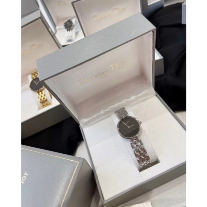 Dior vintage中古腕表
❣️原單 復古的魅力，絕對的經典！
❗️原包裝盒➕全套說明書/卡片
‼️2.6cm錶盤，完美尺寸，適合女性化的搭配風格～
無邊表鏡設計，錶盤纖薄有弧度，最具價值與收藏的中古.