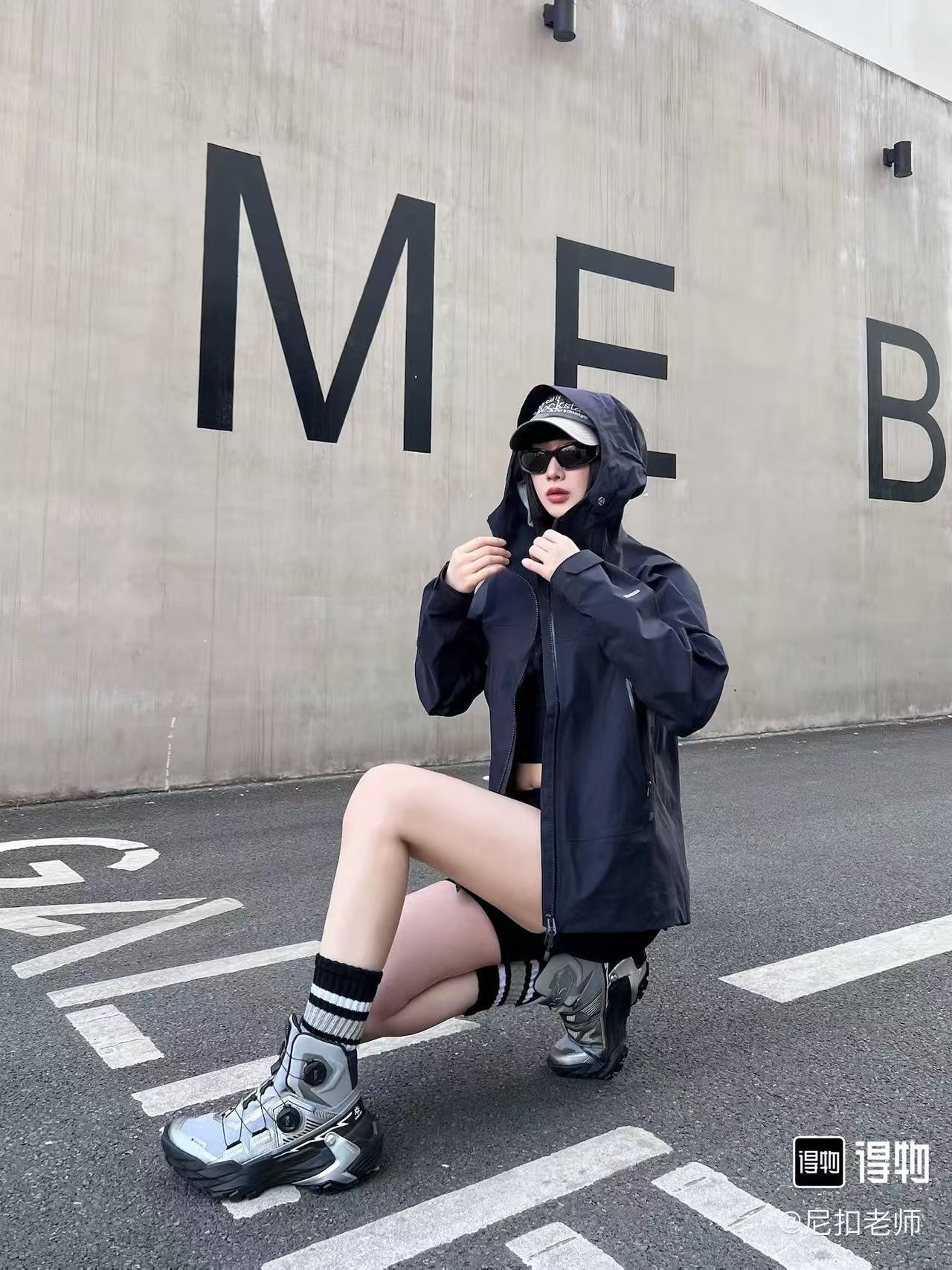 🔝KAILAS 凱樂石 博格達系列 輕量防風防水戶外徒步登山衝鋒衣 
  防水防風透氣防紫外線
 -輔料：原版拆解開發，一比一定制的小標，領標，水洗，吊牌，五金等等。

- FILTERTEC 3L面料：採用凱樂石自主研發的FILTERTEC 3L面料，由外層40D尼龍、中層ePTFE納米微孔膜、內層親膚處理工藝構成，防水指數20000mm，透氣指數20000g/㎡/24h，可抵御暴雨級降水和7級強風，同時快速排出汗氣，避免悶熱。

- 全壓膠工藝：整衣接縫處採用全壓膠工藝，有效防止水分從接