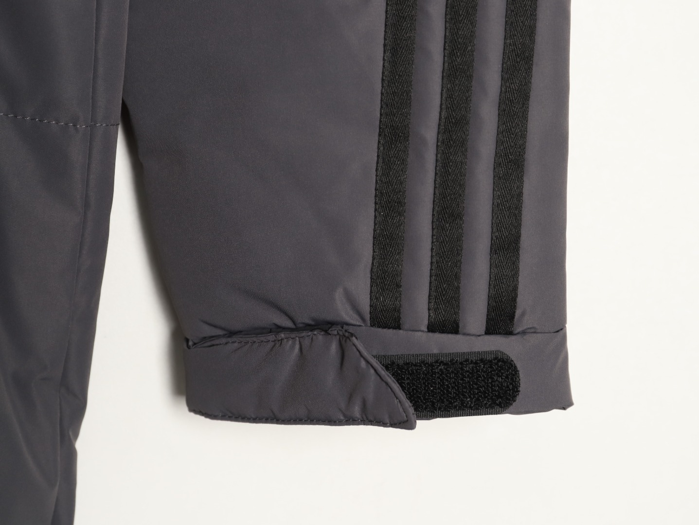 Adidas 阿迪達斯 三條槓保暖專櫃長款落肩款羽絨服
明星同款阿迪羽絨服 adidas 休閒舒適保暖長款羽絨服 男女同款  面料採用原版定制防水防靜電布料 內里採用尼龍雙層封禁設計 過膝長款設計超級保暖 分區填充300克標準80白鴨絨 蓬松度超好 輕便不厚重 拉鍊帶有定制logo 袖子側邊經典三條槓 內里配備口袋 胸前刺繡硅膠小標 清晰立體又飽滿 袖口鬆緊設計更加防風保暖 下擺按扣設計可隨意調節 方便戶外行動 寬松的版型不挑人 穿上就是行走的棉被 絲毫不懼寒冬 
L SIZE:S-XL