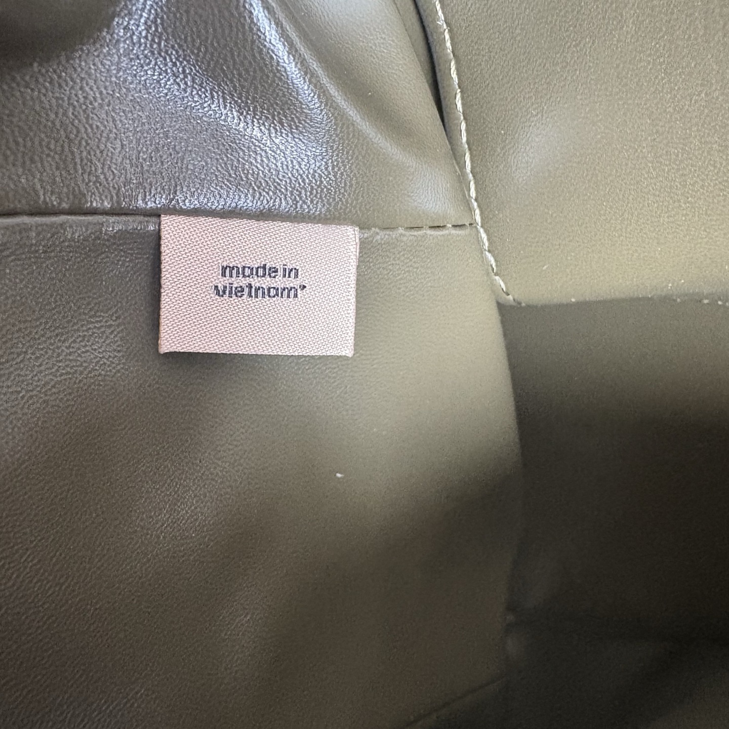 
新款hobo腋下包：CCC45荔枝紋黑色 灰色 酒紅
          CCC48鹿皮棕色 CCC48鹿皮墨綠
作為腋下包超級鬆弛下垂的風格，秋冬單品 容量超大還帶了一個磁扣的暗袋，出行遊玩或通勤都特別實用的一款。

尺寸：10*18*29。