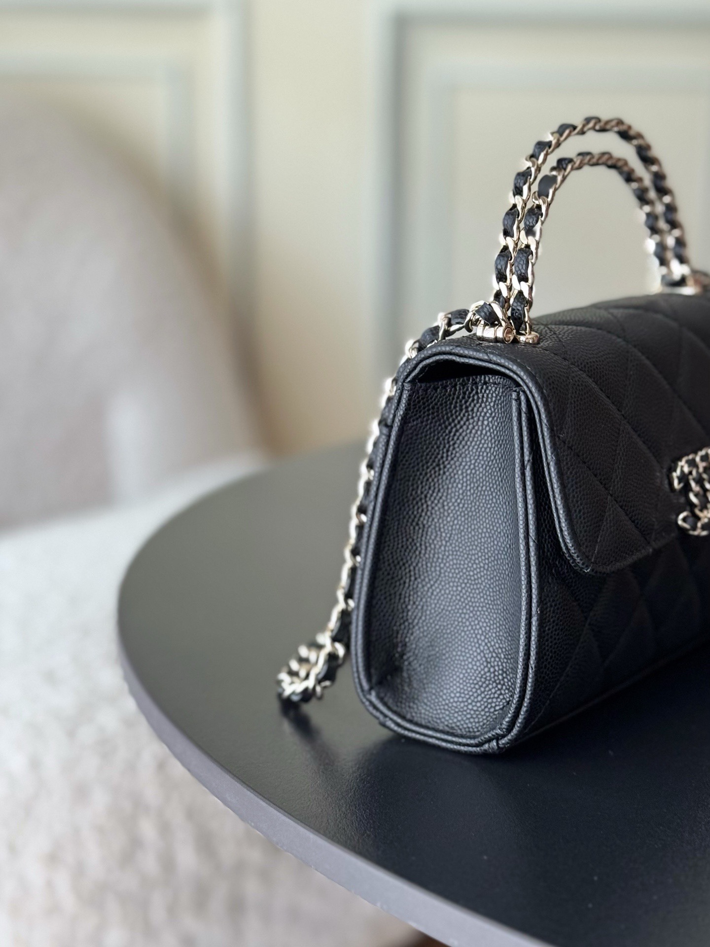 Chanel 25S 新款本季 最火的小球牛皮Kelly 手柄包
這顆絕對是黑馬
第一眼看到就深深愛上💕
顏值不必說 直接閉眼入不會錯
很好打理 也是百搭型
實現了單背斜挎腋下背手拎的效果📷
簡直就是福音〰️
很精緻 值得珍藏🔝

五金：全鋼18K淺金
皮料：獨家Haas小牛皮
尺寸：𝟏𝟒.𝟓*𝟏𝟏.𝟓*𝟓.𝟓 𝚌𝚖
型號：AS3237