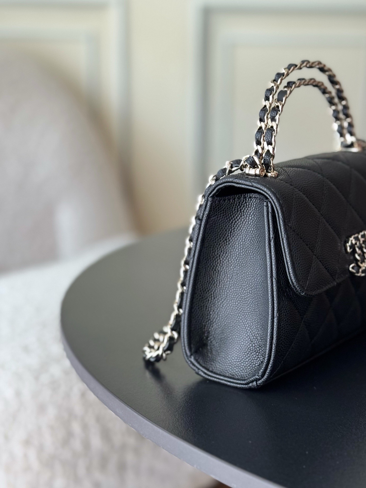 Chanel 25S 新款本季 最火的小球牛皮Kelly 手柄包
這顆絕對是黑馬
第一眼看到就深深愛上💕
顏值不必說 直接閉眼入不會錯
很好打理 也是百搭型
實現了單背斜挎腋下背手拎的效果📷
簡直就是福音〰️
很精緻 值得珍藏🔝

五金：全鋼18K淺金
皮料：獨家Haas小牛皮
尺寸：𝟏𝟒.𝟓*𝟏𝟏.𝟓*𝟓.𝟓 𝚌𝚖
型號：AS3237