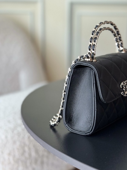 Chanel 25S 新款本季 最火的小球牛皮Kelly 手柄包
這顆絕對是黑馬
第一眼看到就深深愛上💕
顏值不必說 直接閉眼入不會錯
很好打理 也是百搭型
實現了單背斜挎腋下背手拎的效果📷
簡直就是福音〰️
很精緻 值得珍藏🔝

五金：全鋼18K淺金
皮料：獨家Haas小牛皮
尺寸：𝟏𝟒.𝟓*𝟏𝟏.𝟓*𝟓.𝟓 𝚌𝚖
型號：AS3237