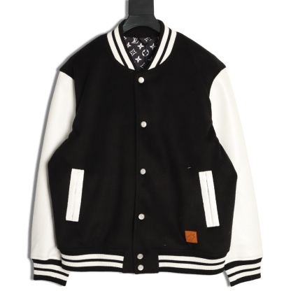 LOUIS VUITTON/路易威登LV 拼色皮袖棒球服外套
對不起讓你們久等了，拿到正品就開始張羅這件衣服所有的事情！
單單面料來講我就定做了一個多月，顏色成分一比一的還原！面料成分有%65的羊毛，%15天然絲%10的氨綸%10絨⚠️混合定織而成，總的克重有900多克！還有最為關鍵的是它的色牢度，絕對不會褪色！袖子用的澳洲進口小牛皮，加工定型，上色，水洗，紋路保留了原有的顆粒結構！厚實飽滿圓潤！
刺繡使用進口毛巾繡機器，先把每個圖案繡在毛詹上，在用紅外線激光雕刻出來，再有縫紉機進行固定，