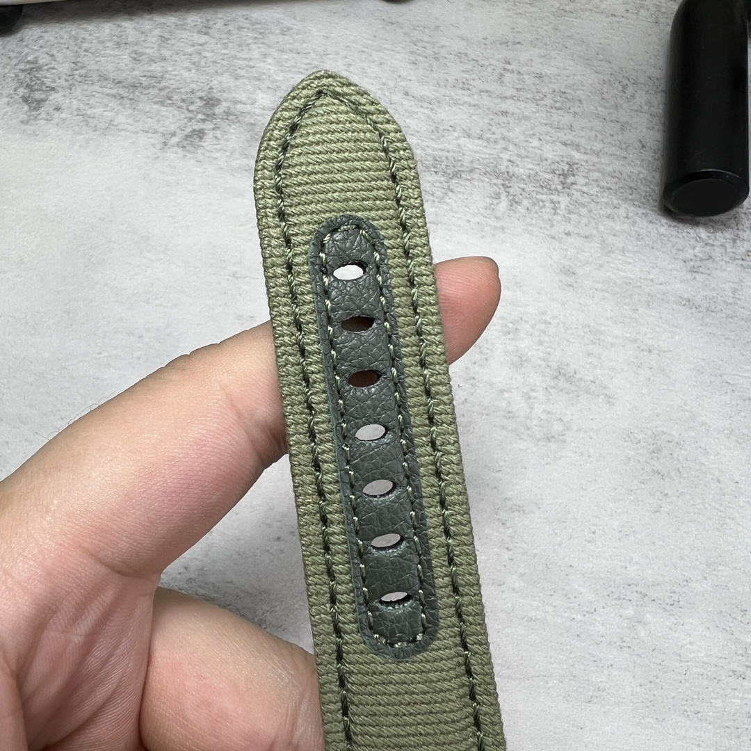 SBF新款：沛納海PAM1287 實拍圖
首款採用拋光圈口，表圈透出翡翠般的光澤。
翡翠綠拋光漸變錶盤，詮釋時間的層次感。
44mm亞洲手腕的黃金尺寸，15-20cm輕鬆駕馭。
簡潔大氣，實物比圖片精緻好看。推薦款