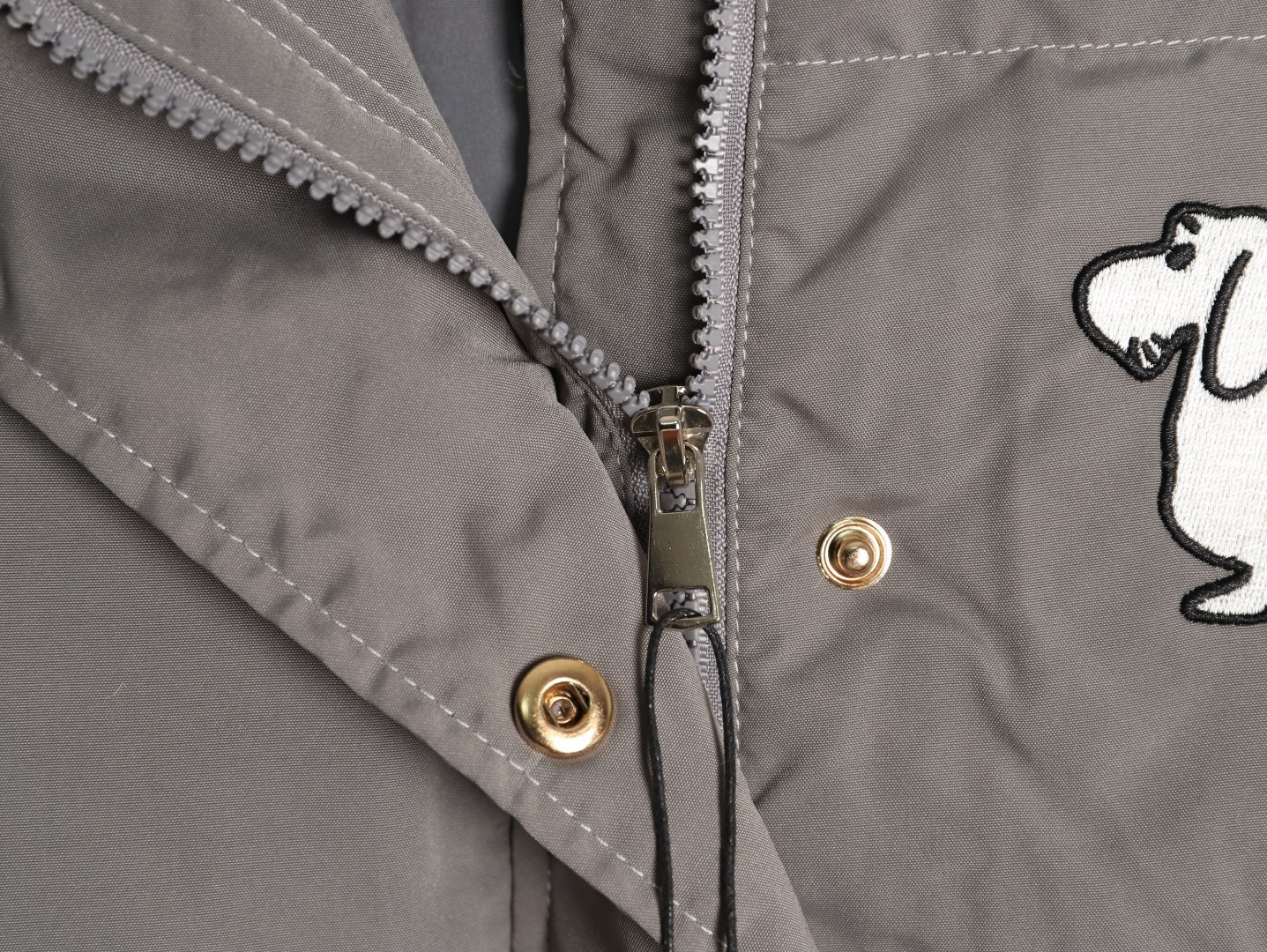 THOM BROWNE/湯姆布朗TB 四槓小狗長款羽絨服
採用進口90鴨絨填充 內外里加雙層內膽不會跑毛 高密度防風抗寒功能性面料 手感柔軟舒適  工藝更是精湛 嚴防鑽絨 採用國際先進的真空充絨技術 增加空氣隔層 不損傷羽線 能保持羽原有的柔軟性、彈性及手感 將羽絨的保暖性發揮到最佳！
N Size：S-M