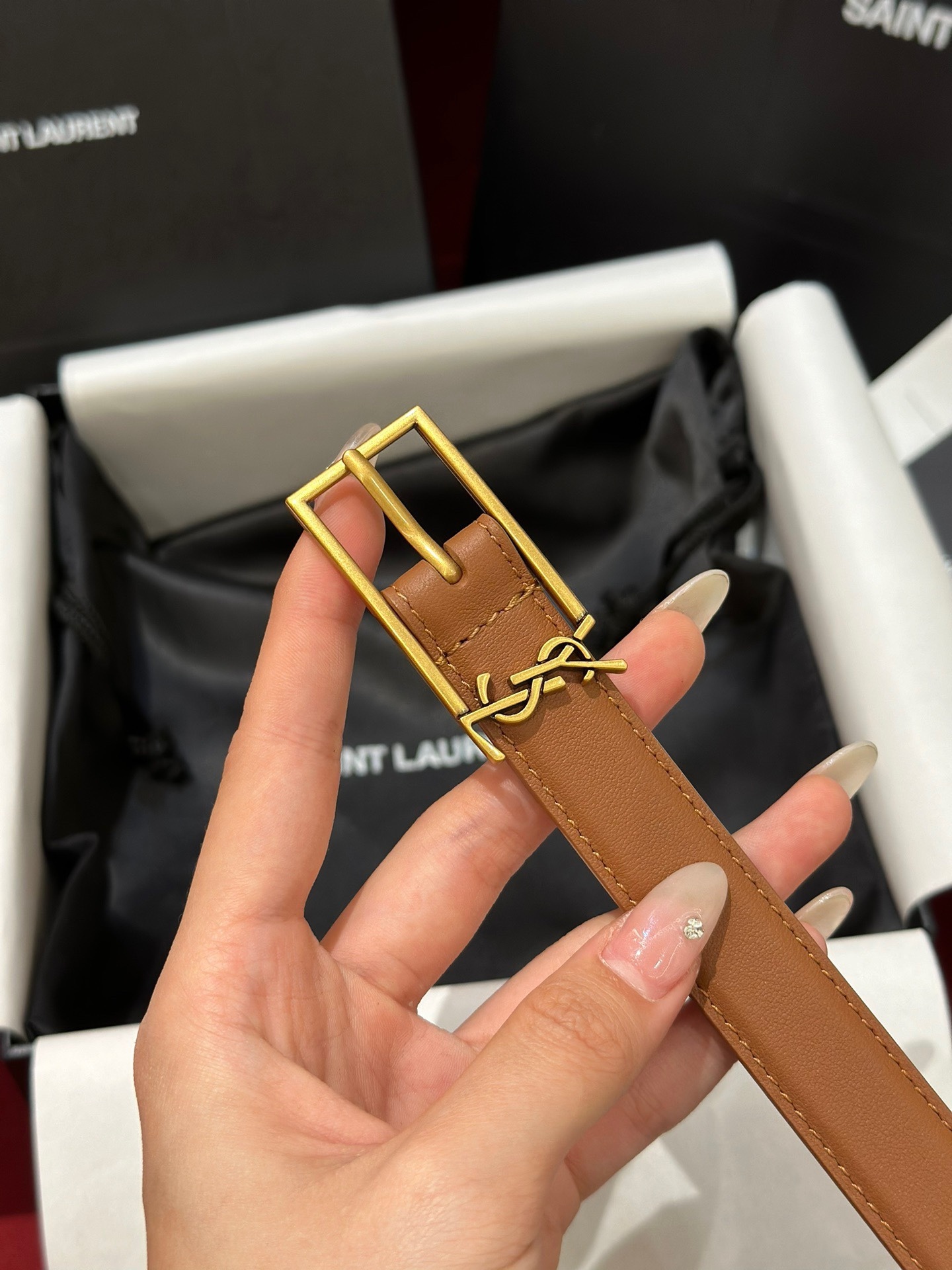 新款聖羅蘭 YSL
這款女款腰帶復古精工金屬扣將復古風與現代時尚相融合，呈現的恰到好處，時尚標配青睞有加，每針每一線都非常精緻，雙面頂級牛皮材質，搭配頂級黃銅針扣寬度2.0