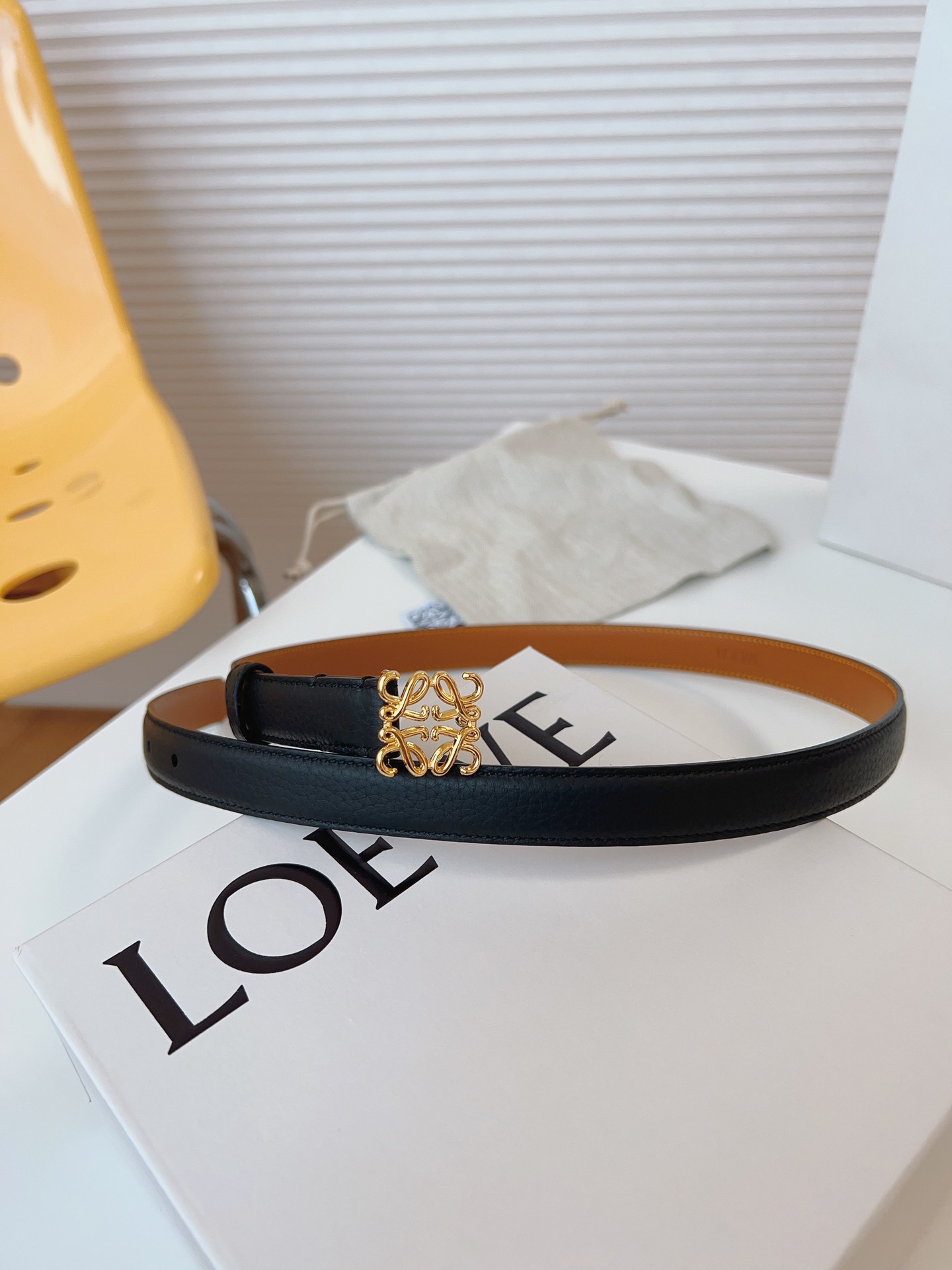 
Loewe 羅意威 經典粒面小牛皮，極簡風格的搭配，腰帶早已不是勒緊褲腰的工具，而是提升衣品，畫龍點睛的飾品；此款腰帶易搭配服飾。皮帶寬度：2.0cm