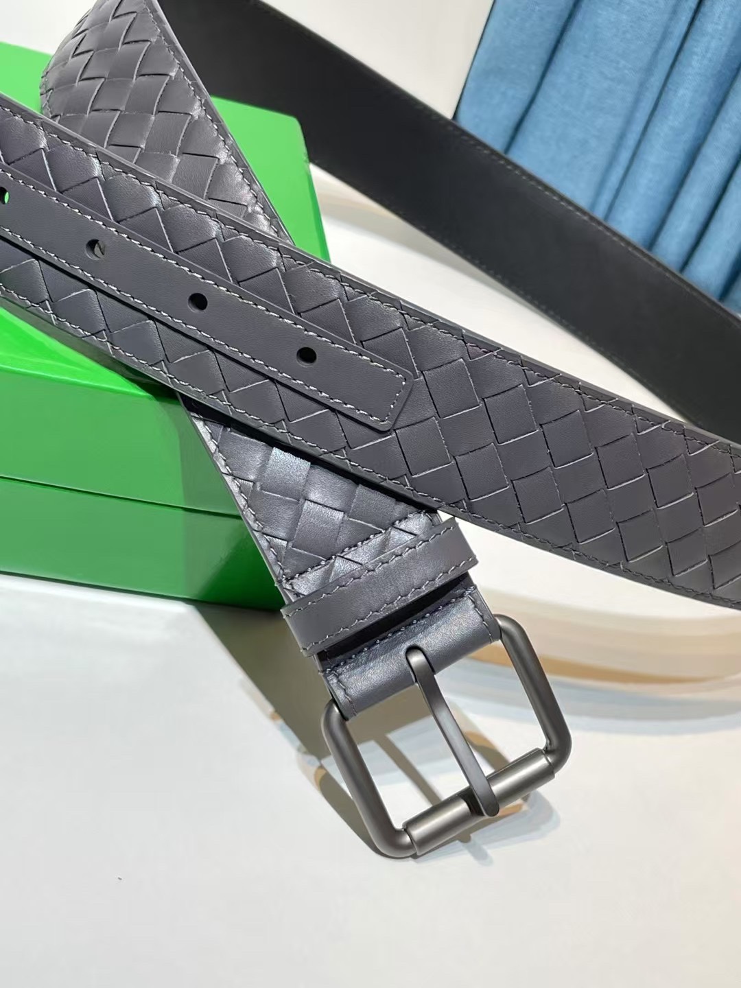 🔥🔥🆕純手工編織皮帶可為休閒裝或正裝造型增添優雅韻味，🔥是低調奢華的典範。[嘴唇]採用意大利柔軟的胎小牛皮全手工精工打造而成，錁色五金扣頭令其更顯獨特別緻、🔥[嘴唇]優雅迷人氣息。[強]4.0cm寬