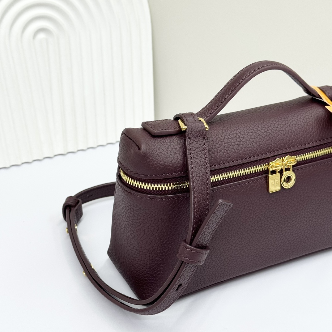 𝓸𝓻𝓸 𝓟𝓲𝓪𝓷𝓪諾悠翩雅
𝑬𝒙𝒕𝒓𝒂 𝑷𝒐𝒄𝒌𝒆𝒕 𝑳𝟏𝟗 
這是一款大開口結構的功能性設計的手拿包，經典風格和簡約設計的組合體。包身採用進口原廠小牛皮材質，輕微的錘紋呈現優雅的紋理，內里採用進口原廠小羊皮。皮革手柄和可拆卸肩帶，可打造出不同背法實用百搭。雙向拉鍊開合，搭配My Charms銀色金屬掛飾。（LP特級全鋼配件五金）
size：11×19×6.5cm
貨號：FAN4046
配套全套專櫃禮盒包裝🎁